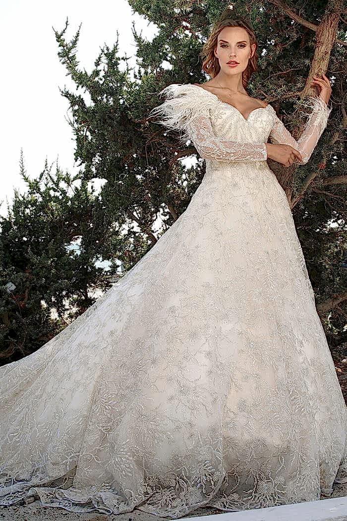 Alternative view of Boncuk İşlemeli Kuyruklu A Kesim Gelinlik