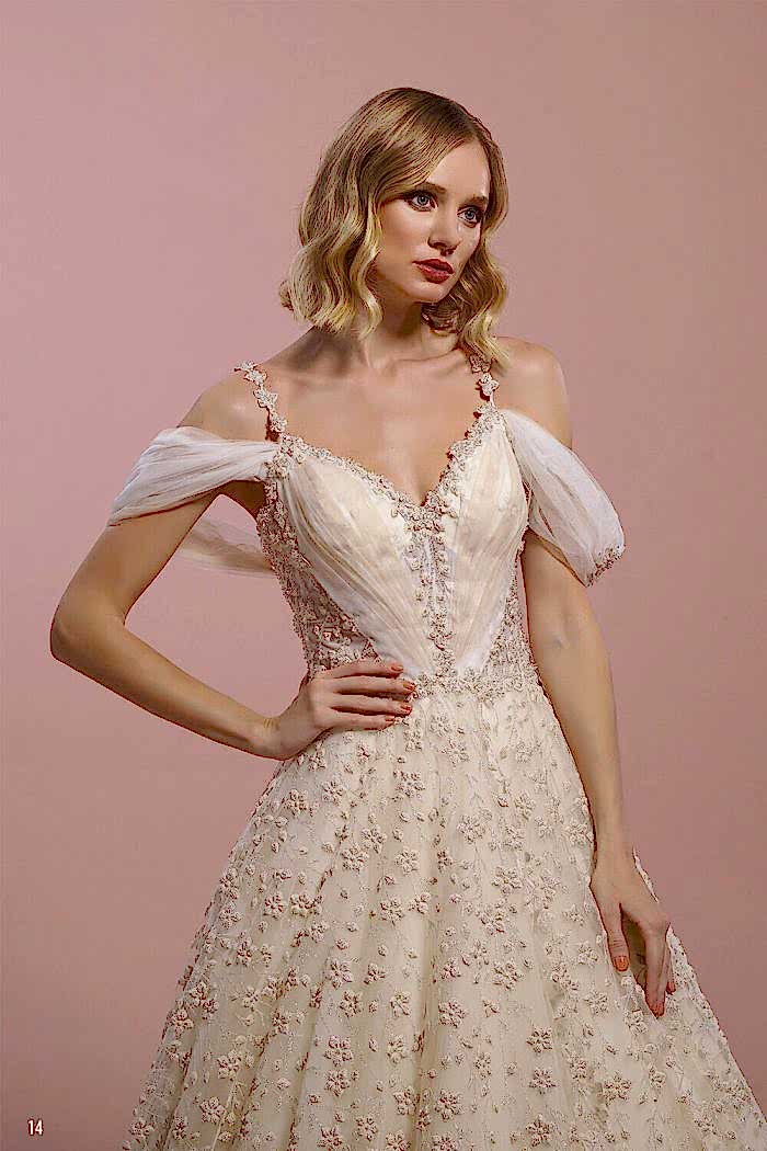 Krem Vintage Çiçek İşlemeli Düşük Kol A Kesim Gelinlik