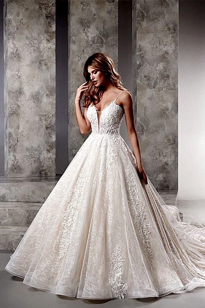 Fransız Dantel İşlemeli Derin V Yaka A Kesim Gelinlik