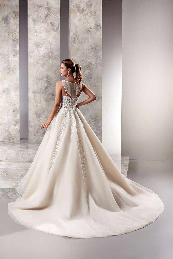 Alternative view of Sırtı Detaylı Dantel İşlemeli A Kesim Gelinlik