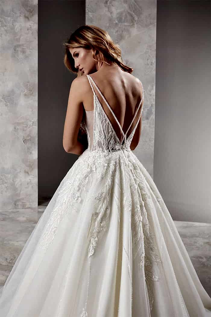 Alternative view of Simetrik Askılı Yaprak Desenli Dekolteli A Kesim Gelinlik