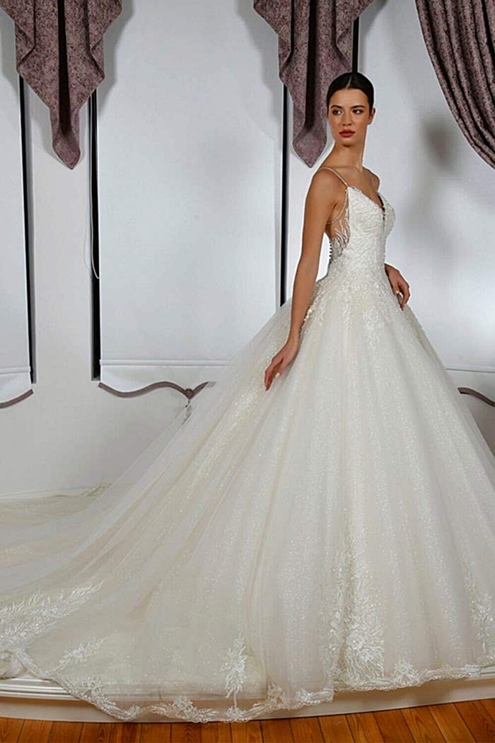 Sırt Dekolteli Fransız Dantel İşlemeli A Kesim Gelinlik