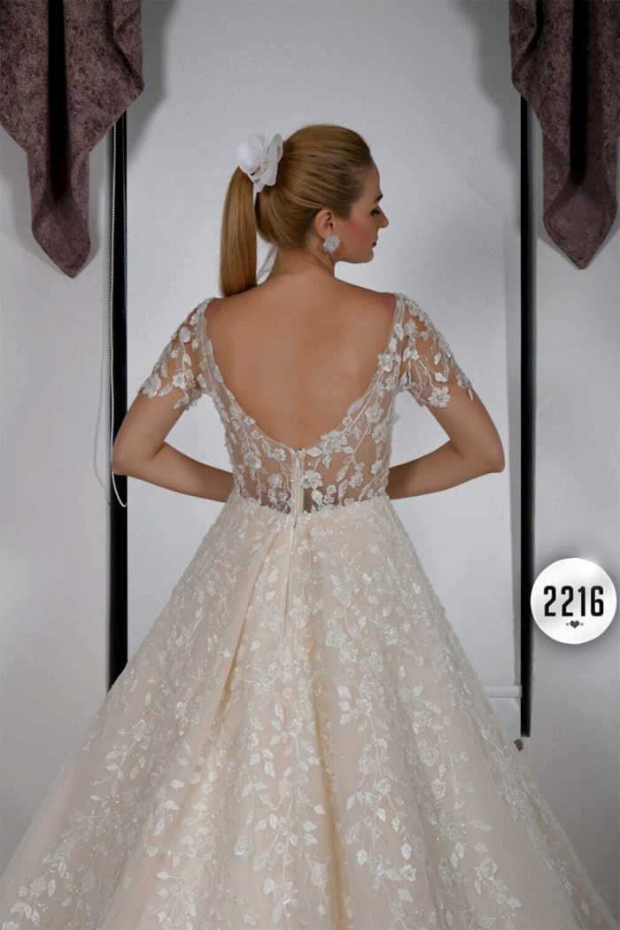 Kısa Kollu Üç Boyutlu Sırt Dekolteli Ekru A Kesim Gelinlik