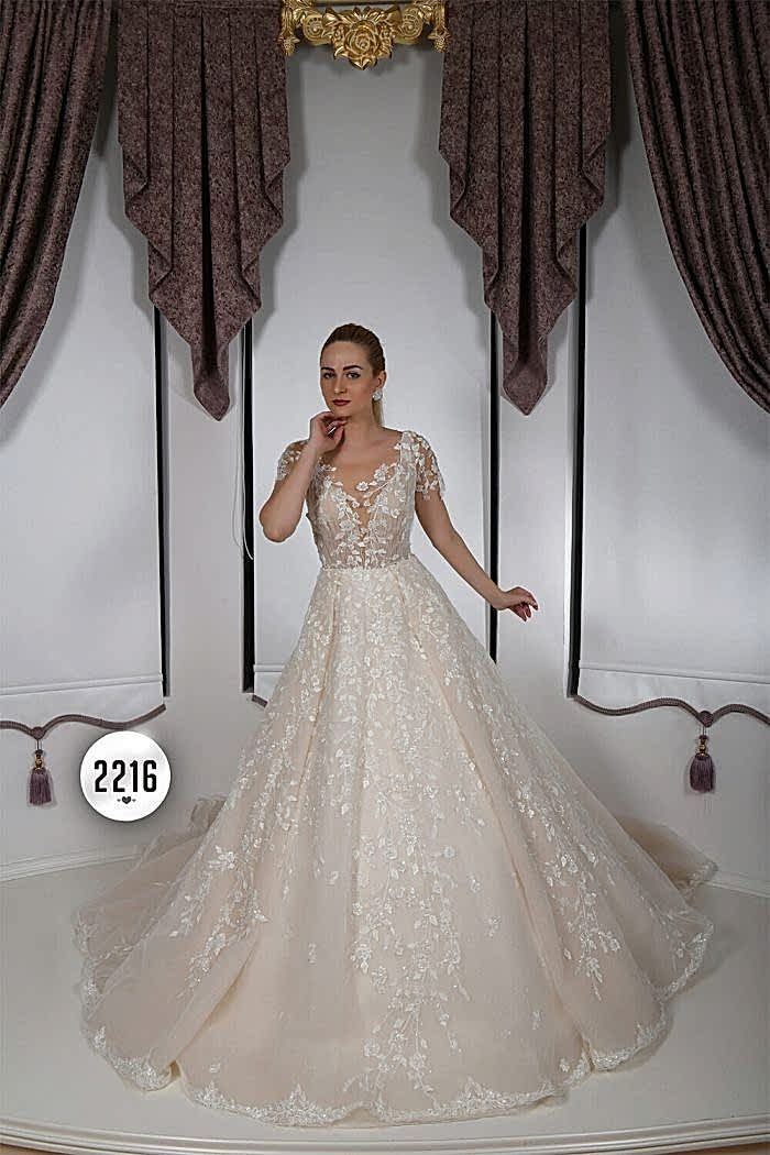 Alternative view of Kısa Kollu Üç Boyutlu Sırt Dekolteli Ekru A Kesim Gelinlik