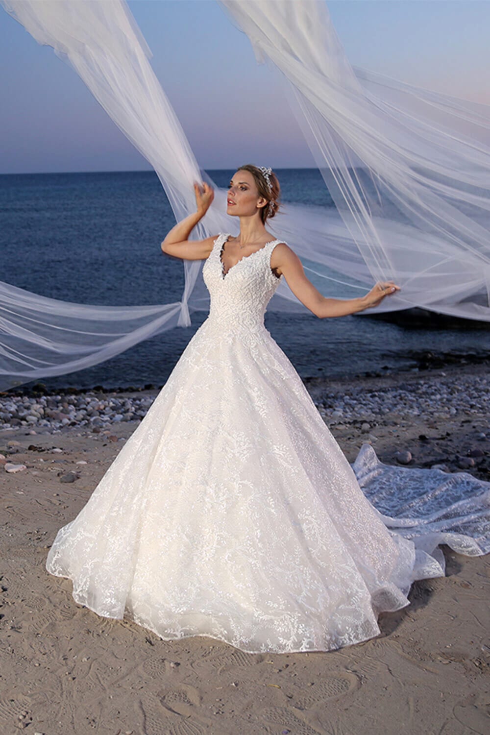 Derin V Yaka Kuyruklu A Kesim Gelinlik