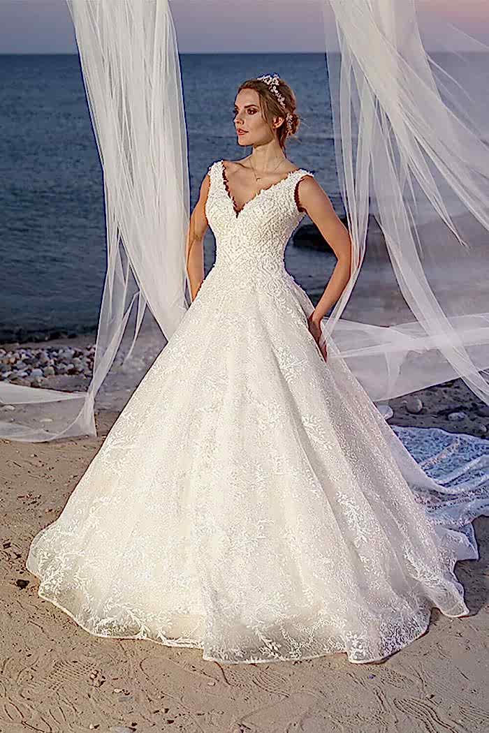 Alternative view of Derin V Yaka Kuyruklu A Kesim Gelinlik