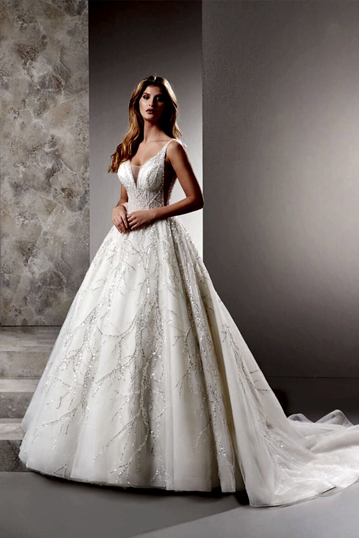 Alternative view of Payet İşlemeli A Kesim Sırt Dekolteli Gelinlik Modeli