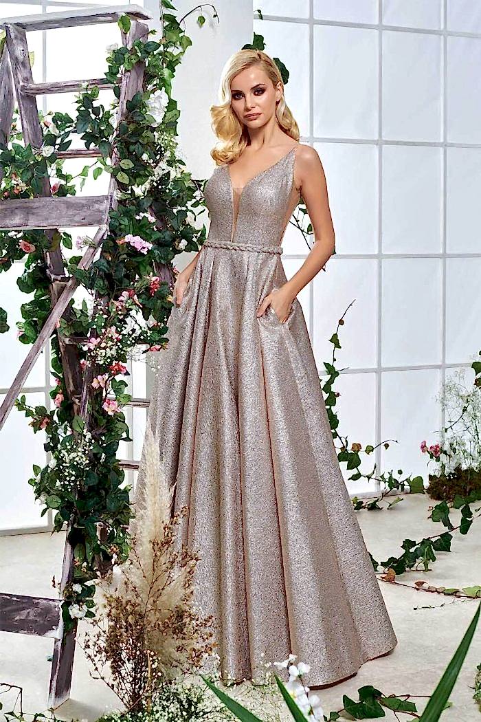 V Yakalı Kloş Etekli Uzun Abiye Elbise