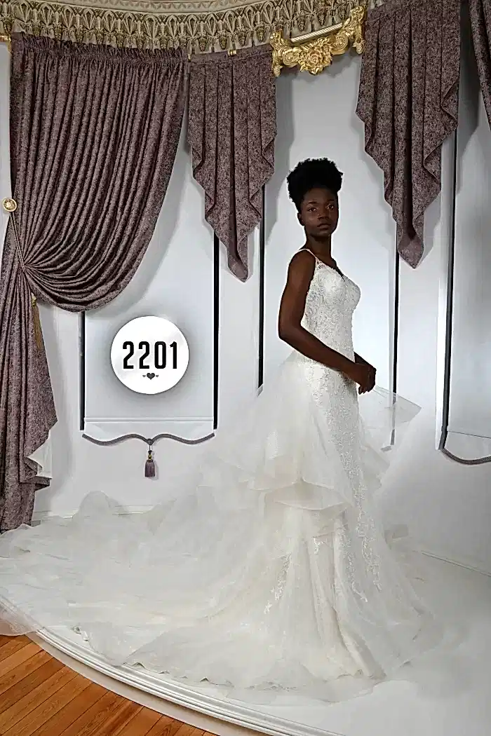 Sırt Dekolteli Demonte Kuyruk Detaylı İşlemeli Balık Gelinlik