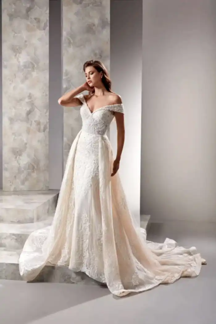 Madonna Yaka Belden Kuyruklu Fransız Dantel Balık Gelinlik