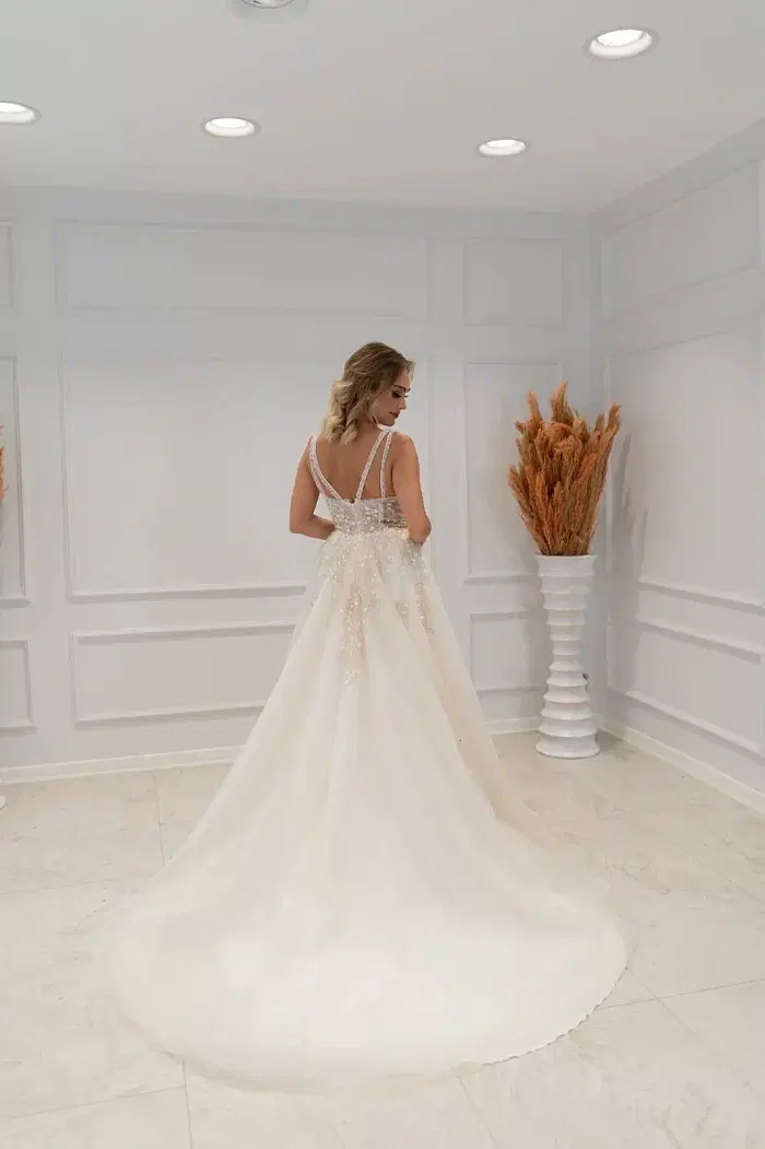 Alternative view of Derin V Yaka Çift Askılı Helen Gelinlik