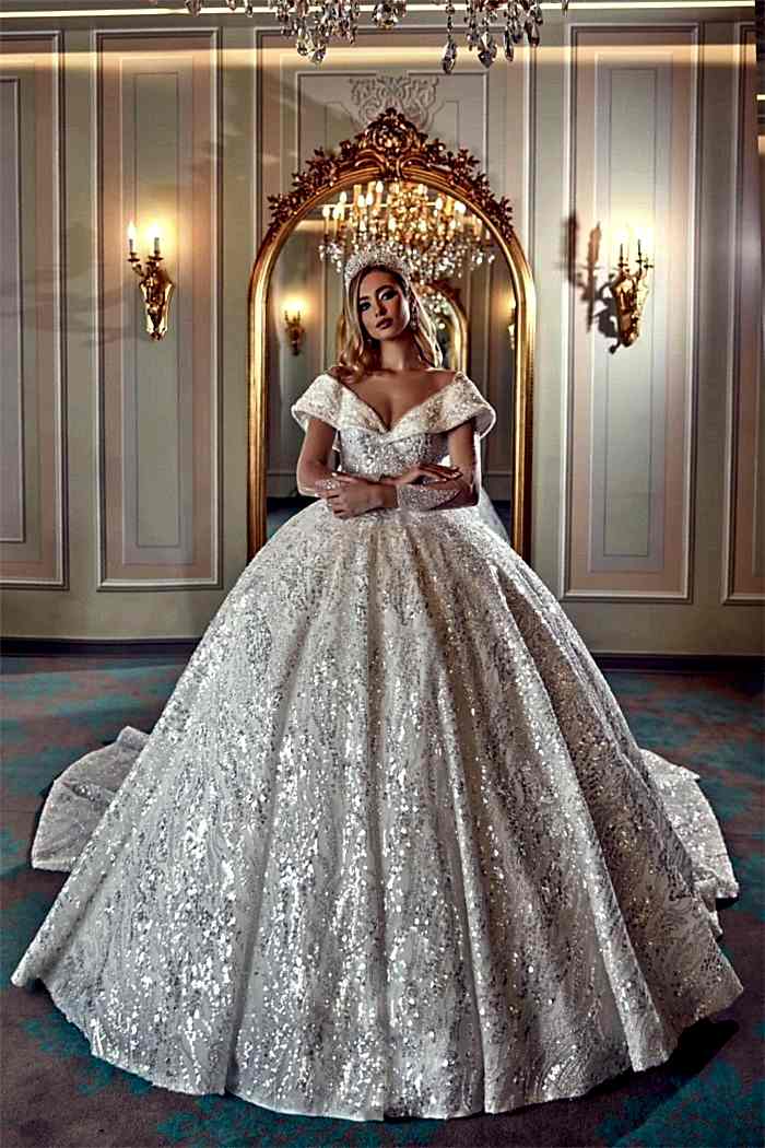 Derin V Yaka Göğüs Dekolteli Prenses Gelinlik