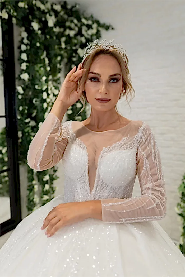 Alternative view of Derin V Yaka Transparan Kollu Prenses Gelinlik