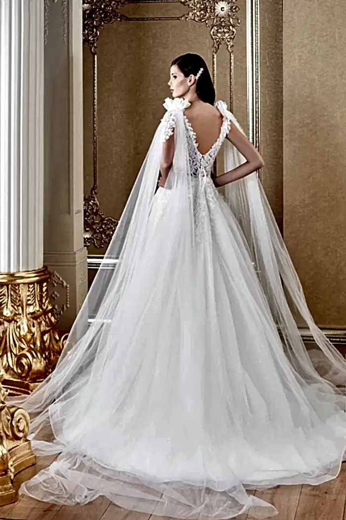 Alternative view of Derin V Yaka Omuz Pelerin Detaylı Transparan Helen Gelinlik Modeli