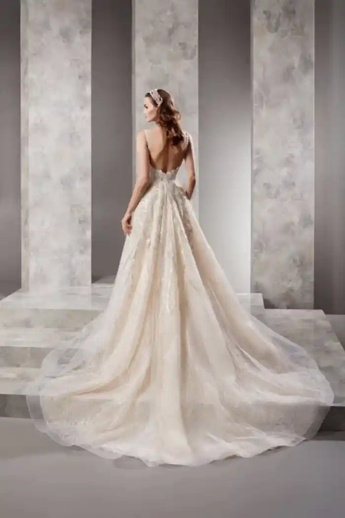 Alternative view of Kare Yaka Nude Renkli Gümüş İşlemeli Pileli Helen Gelinlik