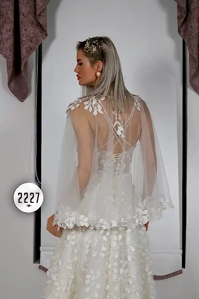 Alternative view of Derin V Yaka Pelerinli Helen Gelinlik