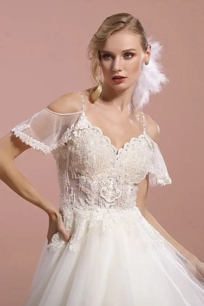 Alternative view of Sırt Dekolteli Dantel İşlemeli V Yaka Helen Gelinlik