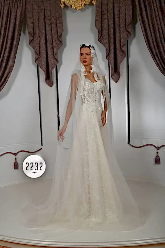 Aplike Çiçek Desenli Şapkalı Pelerin Detaylı Helen Gelinlik