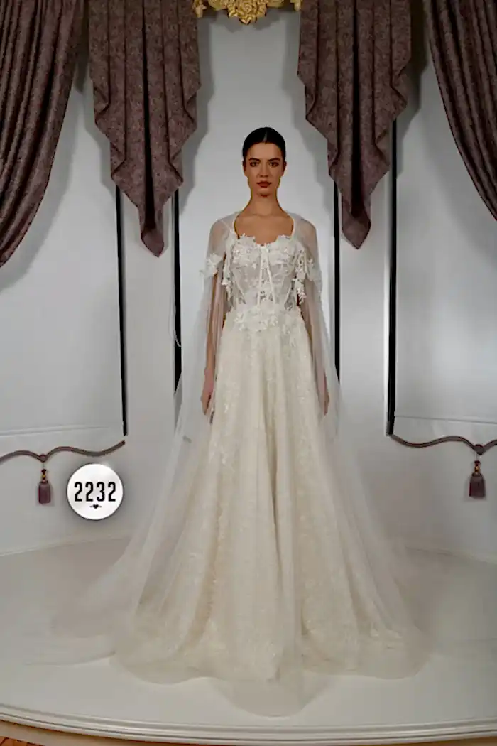 Alternative view of Aplike Çiçek Desenli Şapkalı Pelerin Detaylı Helen Gelinlik