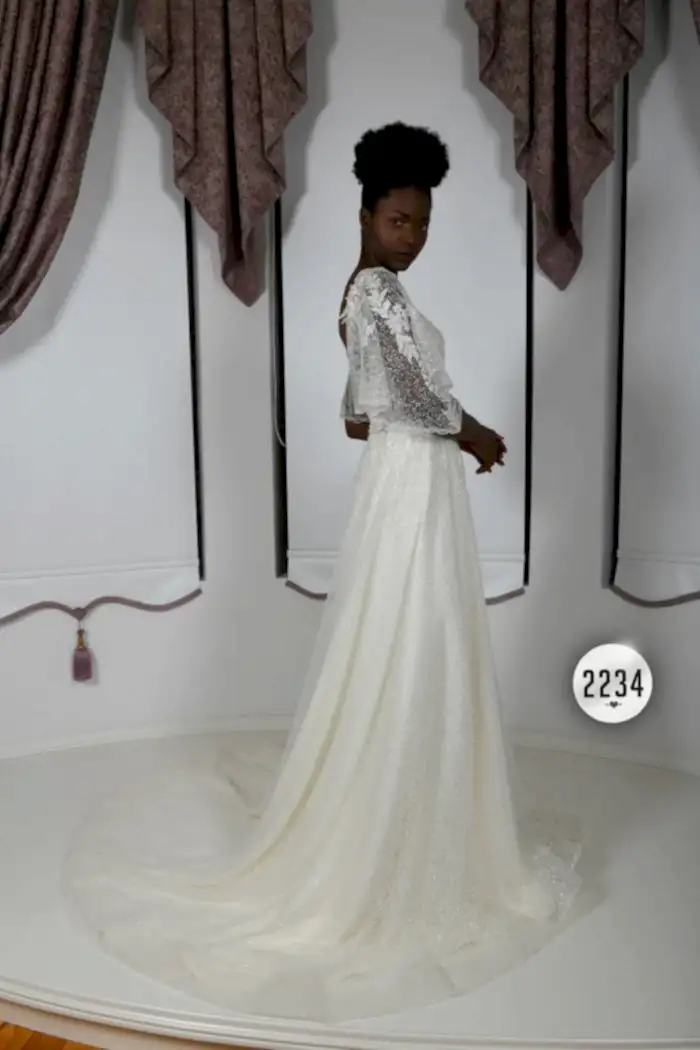 Alternative view of Transparan Sırt Dekolteli V Yaka Helen Gelinlik