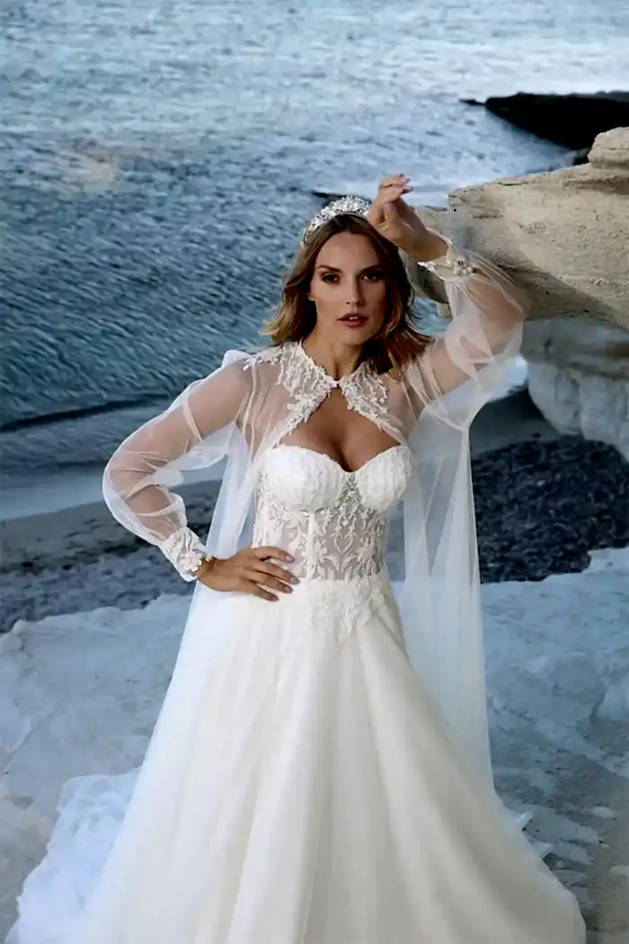 Alternative view of Straplez Kesim Üzerinde Bishop Kol Pelerinli Helen Gelinlik