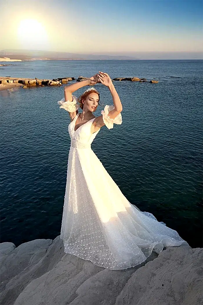 Demonte Kol V Yaka 3D İşlemeli Korseli Helen Gelinlik