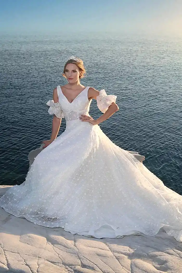 Alternative view of Demonte Kol V Yaka 3D İşlemeli Korseli Helen Gelinlik