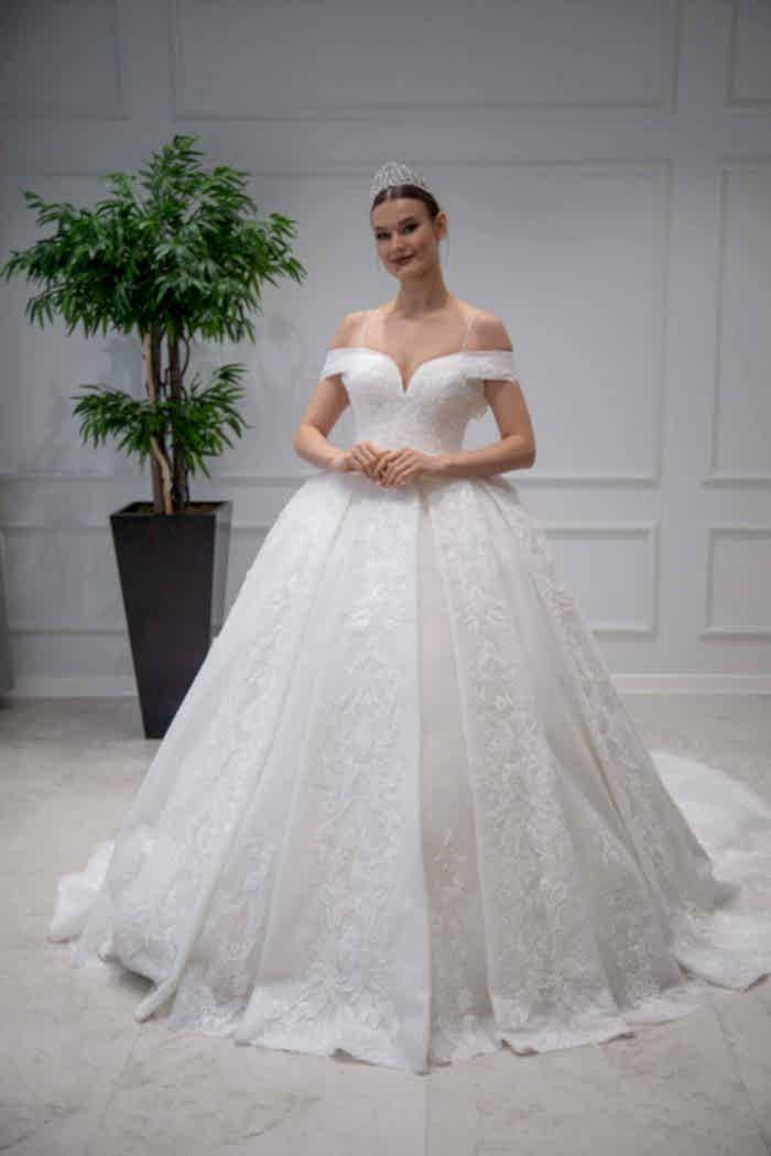 Havuz Yaka Askılı Prenses Gelinlik Modeli