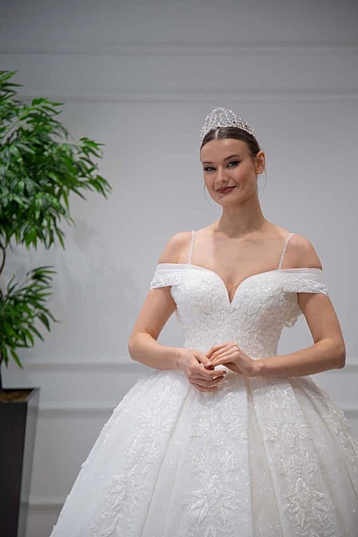 Alternative view of Havuz Yaka Askılı Prenses Gelinlik Modeli