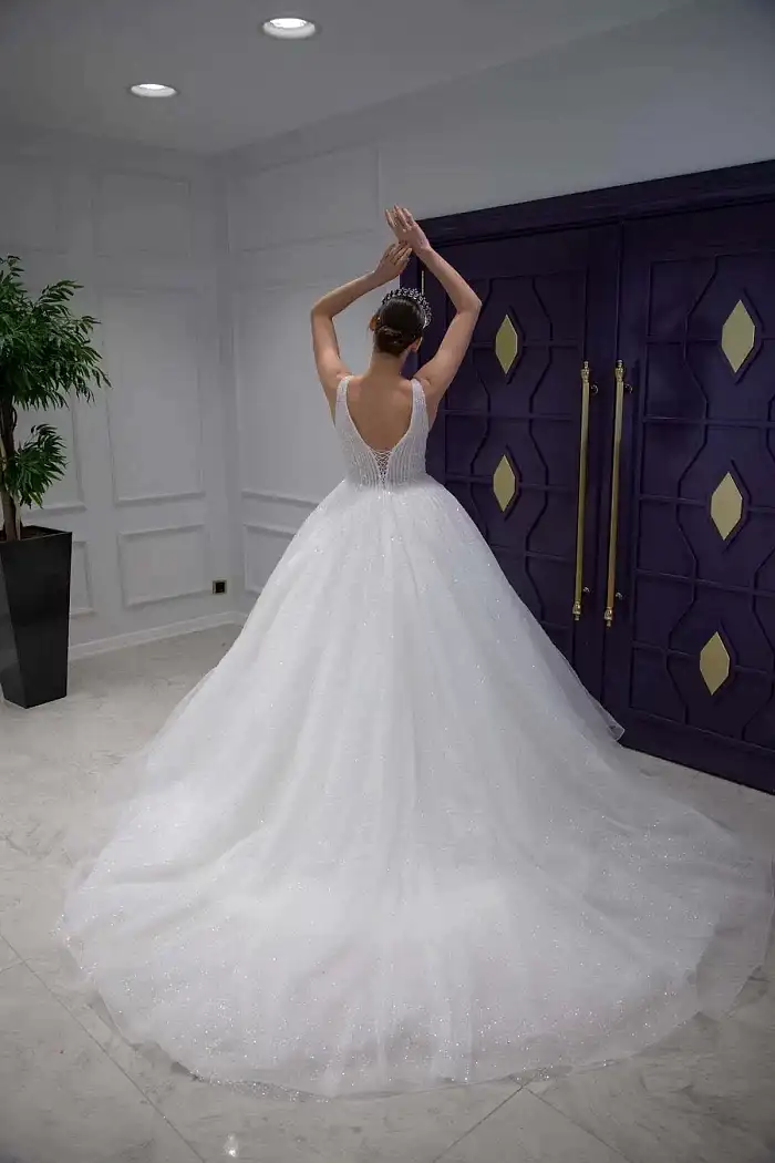 Alternative view of Taş İşlemeli Derin V Yaka Prenses Gelinlik Modeli