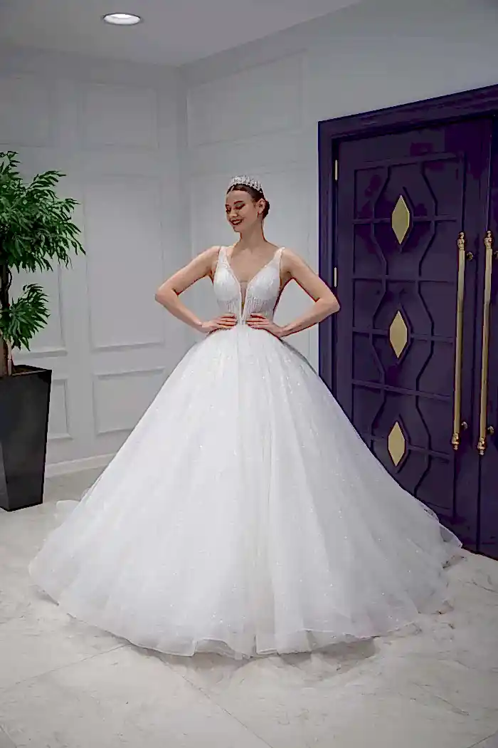Taş İşlemeli Derin V Yaka Prenses Gelinlik Modeli
