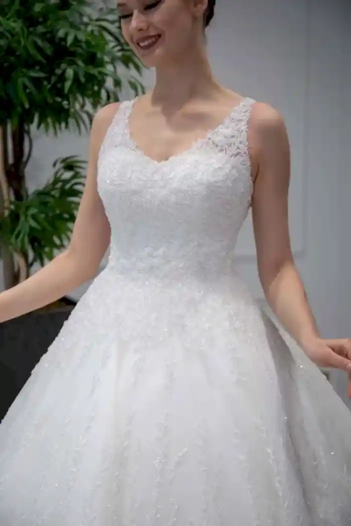 Alternative view of Sırt Dekolteli Dantel İşlemeli Prenses Gelinlik Modeli