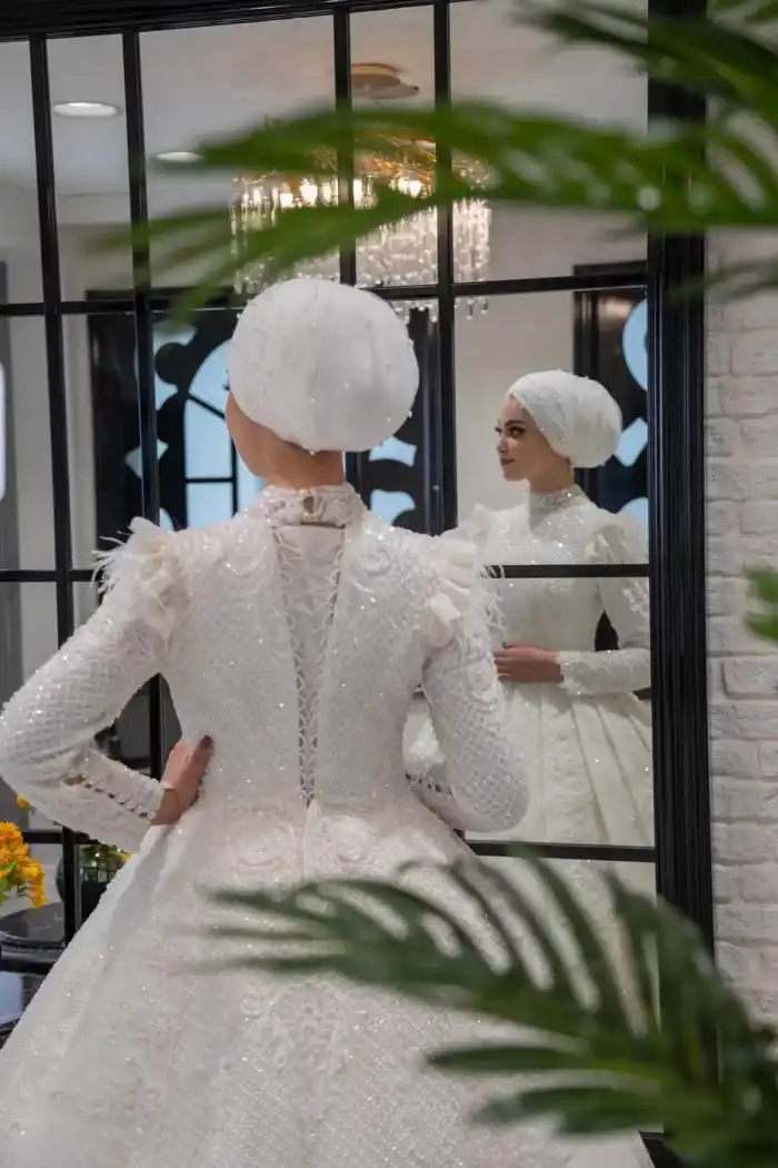 Alternative view of Sırt Dekolteli Çiçek İşlemeli Prenses Tesettür Gelinlik