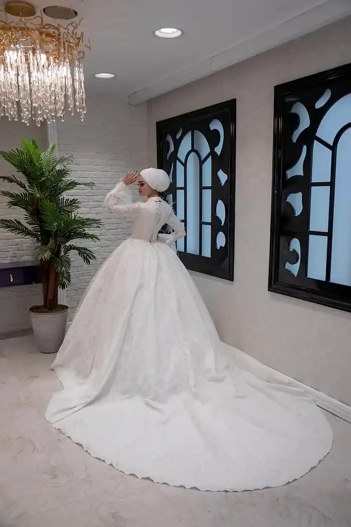 Çiçek İşlemeli Kuyruklu Prenses Tesettür Gelinlik