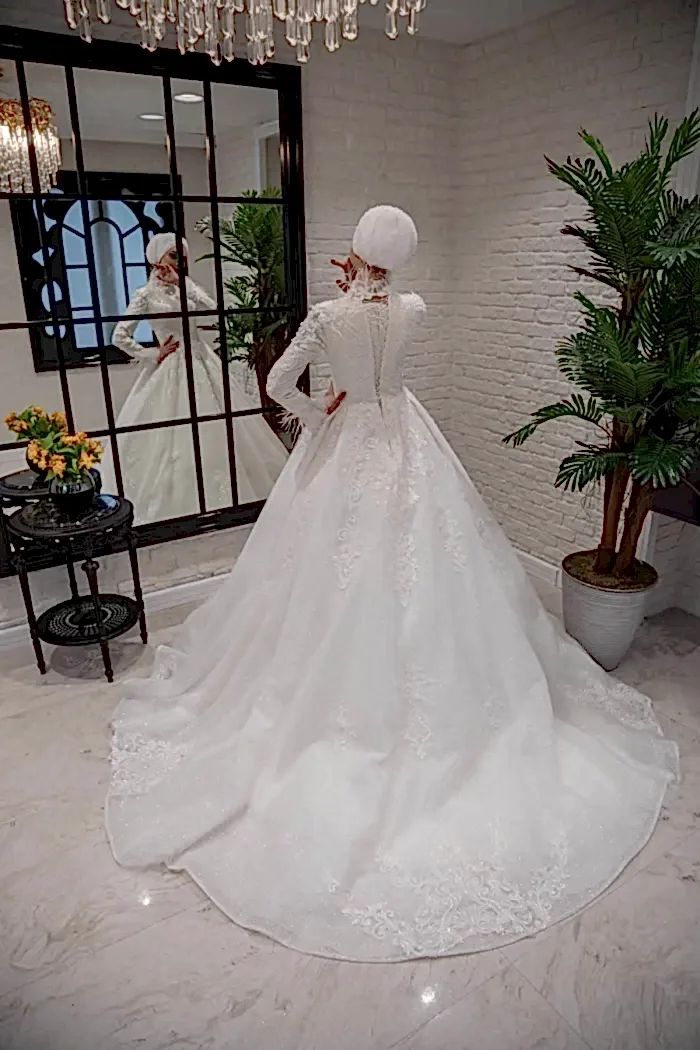 Alternative view of Sırt Dekolteli Çiçek İşlemeli A Kesim Tesettür Gelinlik