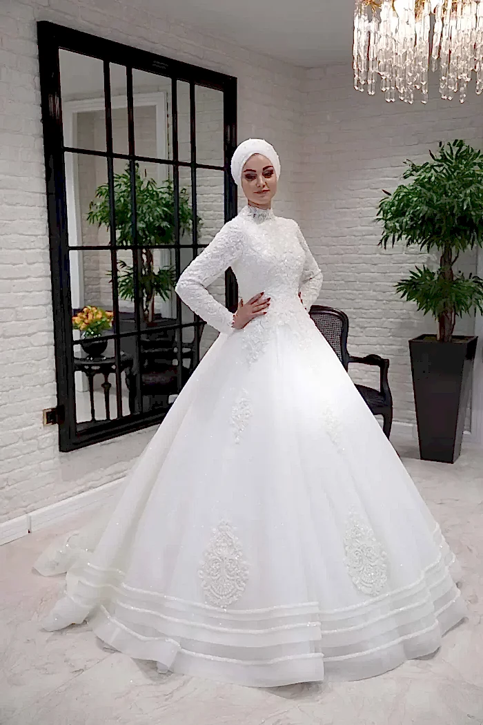 Çiçek İşlemeli Sırt Dekolteli A Kesim Tesettür Gelinlik