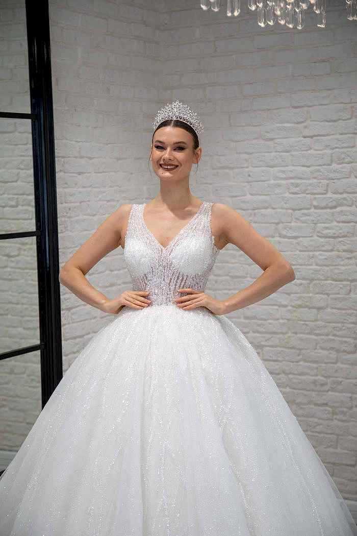 Kristal Taş İşlemeli V Yaka Prenses Gelinlik
