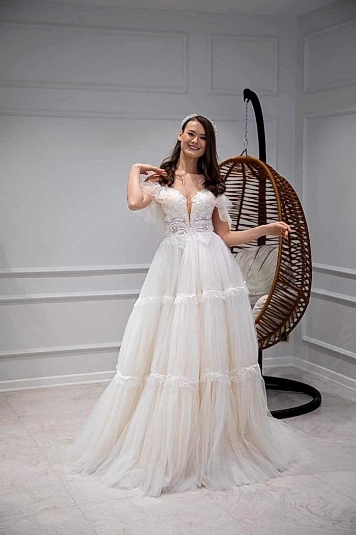 Alternative view of Askılı V Yaka Sırt Dekolteli Helen Gelinlik