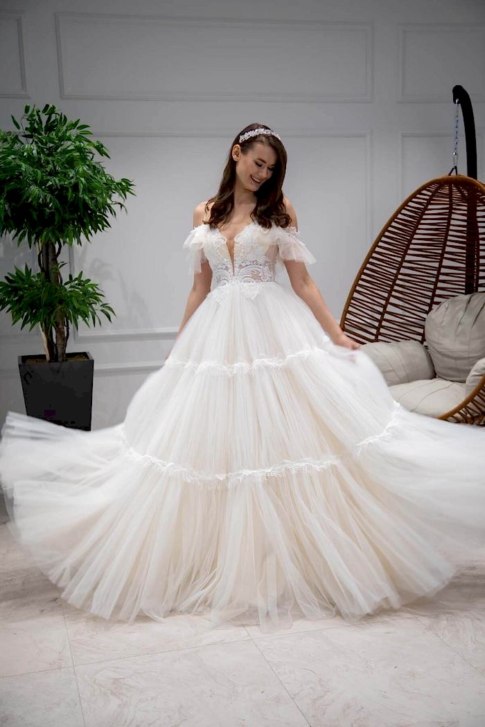 Askılı V Yaka Sırt Dekolteli Helen Gelinlik