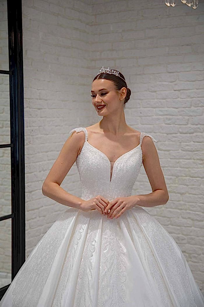 Derin V Yaka Sırt Dekolteli Kuyruklu Prenses Gelinlik