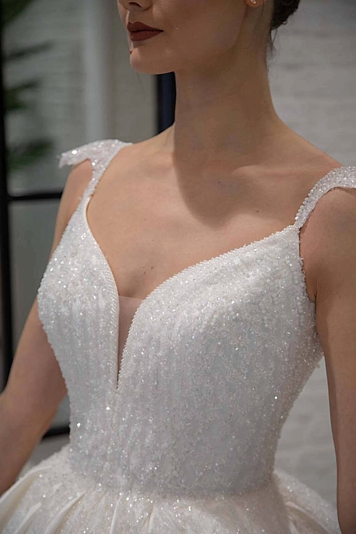 Alternative view of Derin V Yaka Sırt Dekolteli Kuyruklu Prenses Gelinlik