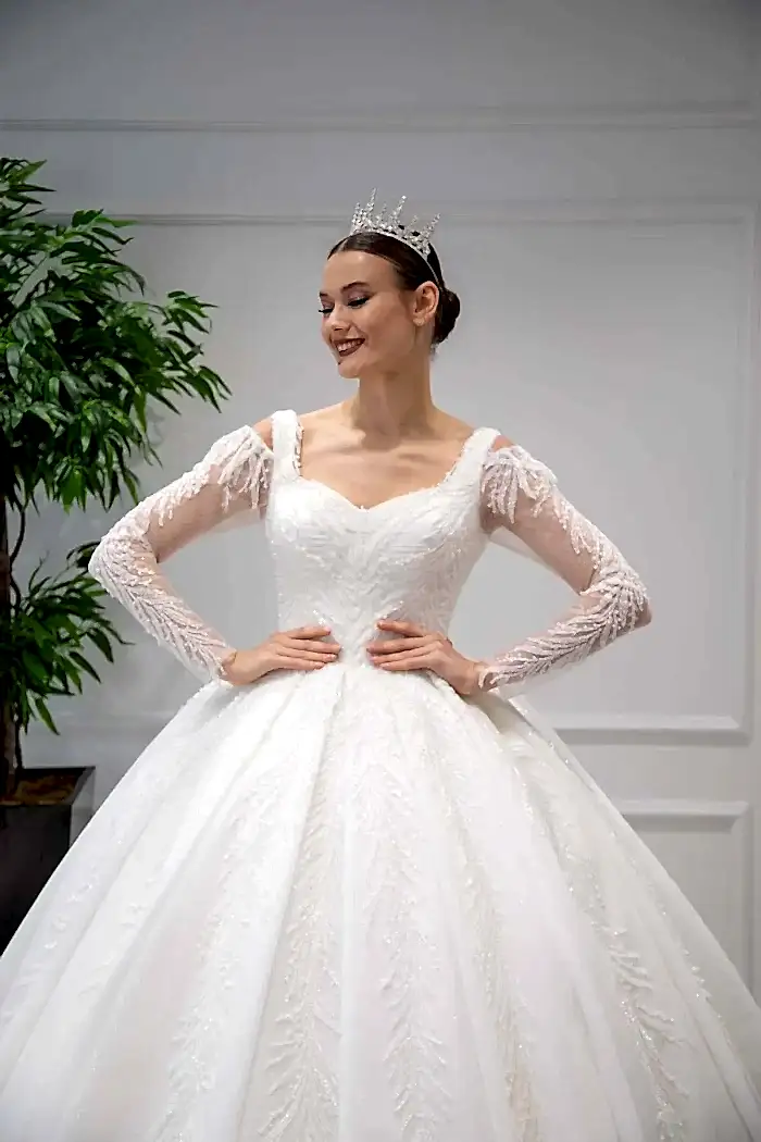 Dantel İşlemeli Uzun Kollu Prenses Gelinlik