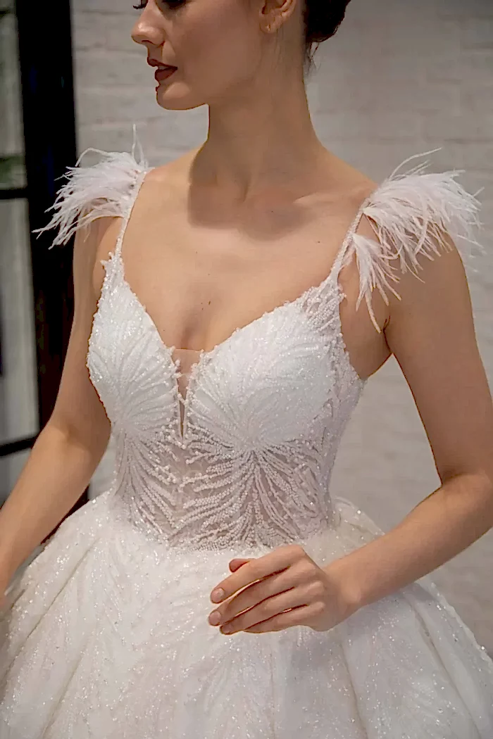 Alternative view of 3D İşlemeli Askılı Kuyruklu Prenses Gelinlik