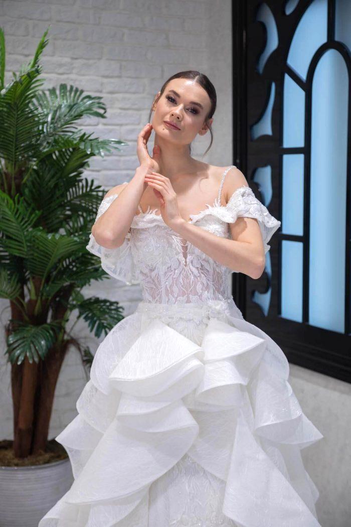 Alternative view of Düşük Omuz Derin V Yaka Fırfırlı Gelinlik