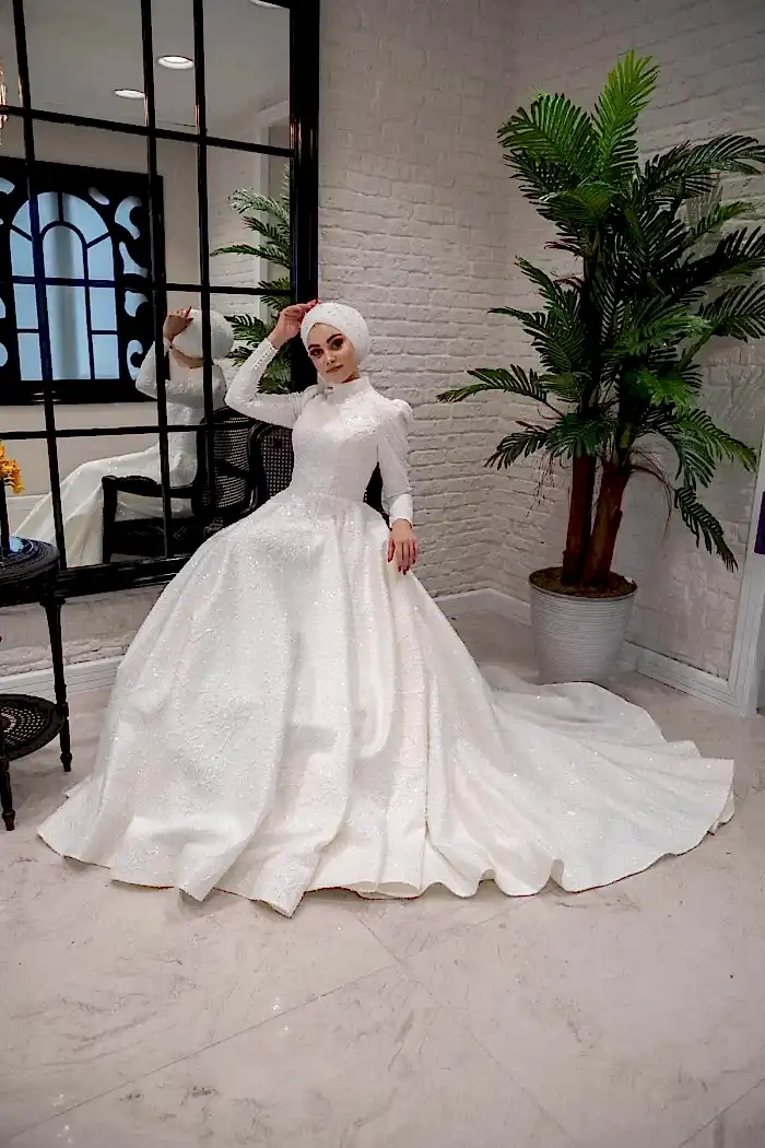 Alternative view of Uzun Kollu 3D İşlemeli A Kesim Tesettür Gelinlik