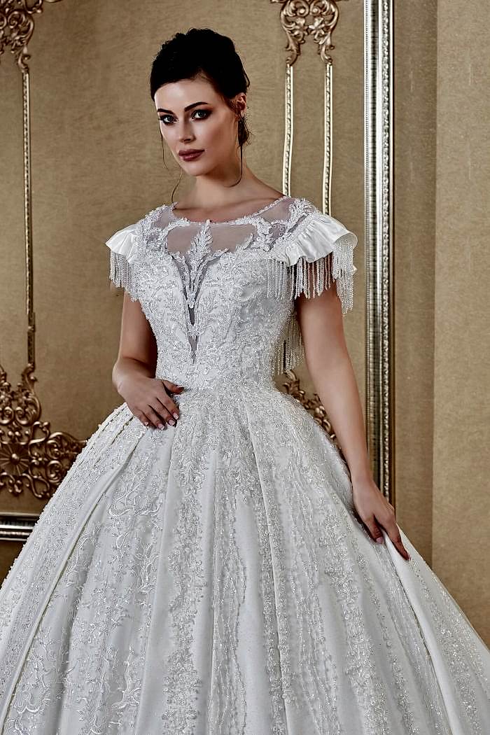 Alternative view of Madonna Yaka Kol Sarkaçlı Saten Kumaş Prenses Gelinlik