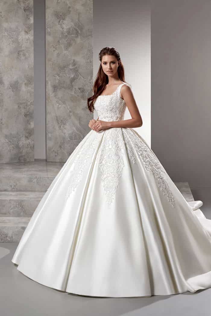 Kristal İşleme Sırt Dekolteli Prenses Gelinlik Modeli