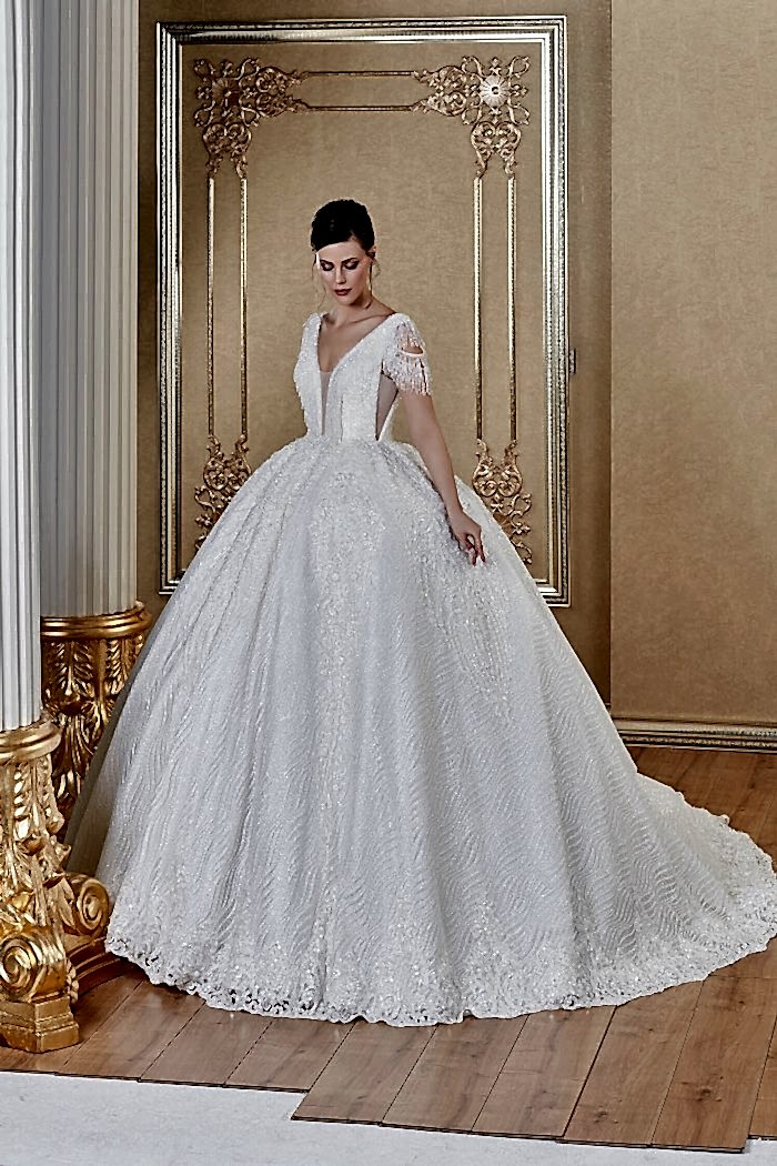 V Yaka Derin Göğüs Dekolteli Sarkaç Kol Prenses Gelinlik