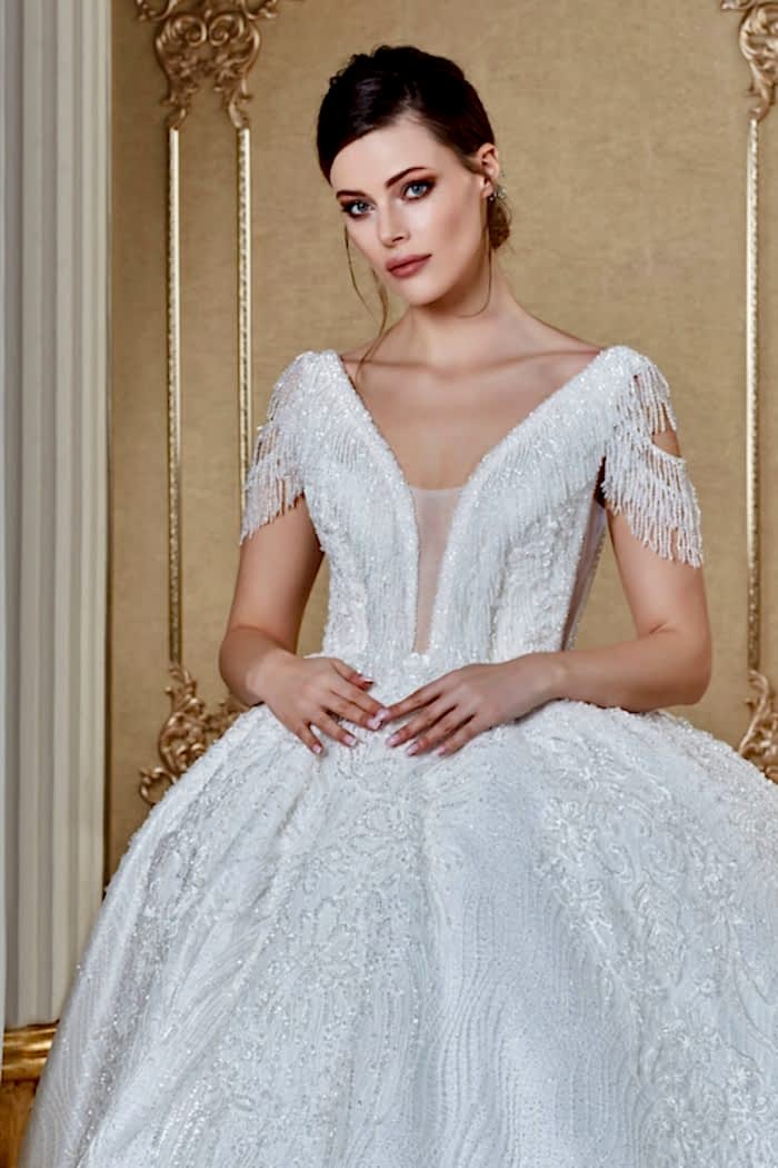 Alternative view of V Yaka Derin Göğüs Dekolteli Sarkaç Kol Prenses Gelinlik