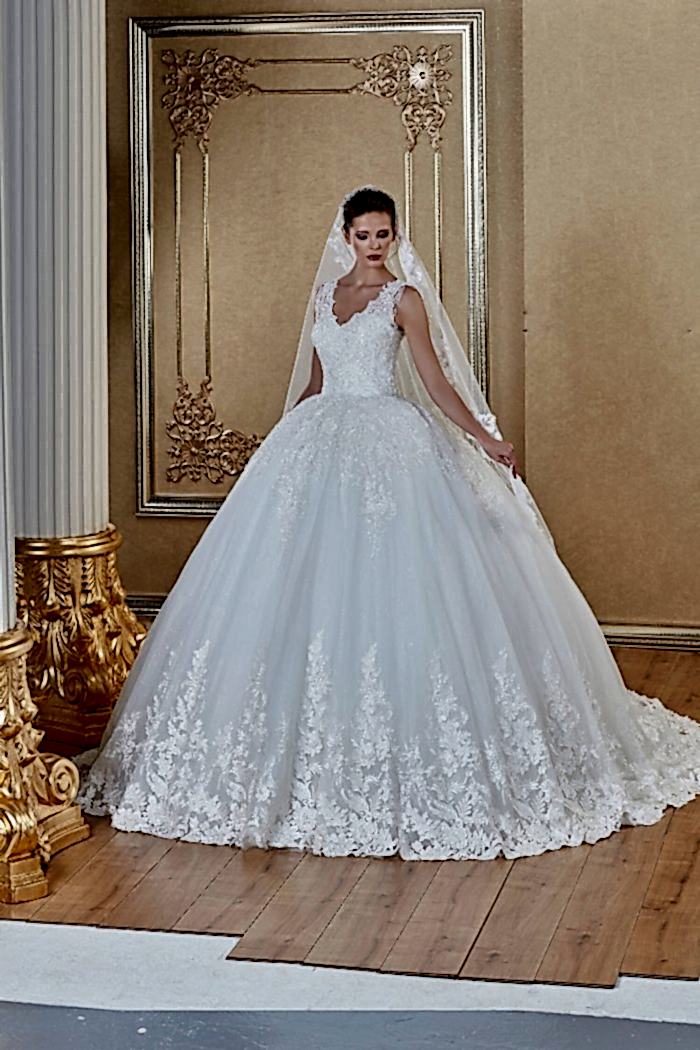 V Yaka Dantel İşlemeli Kuyruklu Prenses Gelinlik